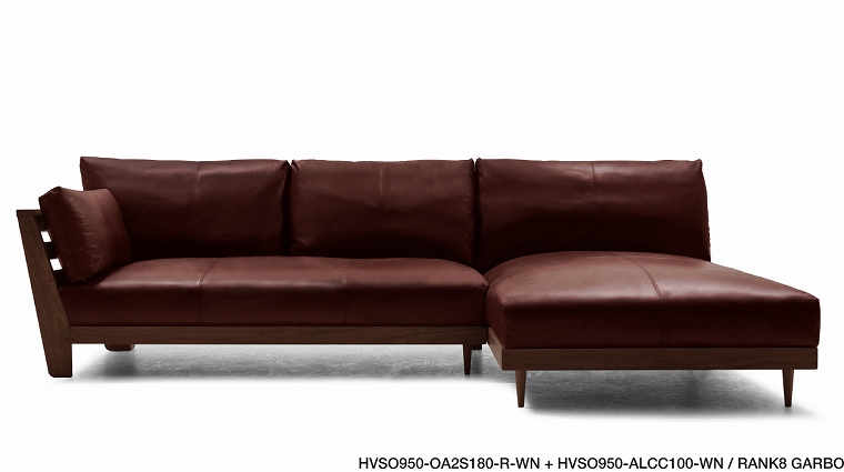 ボリュームたっぷりのクッションに包まれる「HEAVEN 950 SOFA | ヘヴン 950 ソファ」