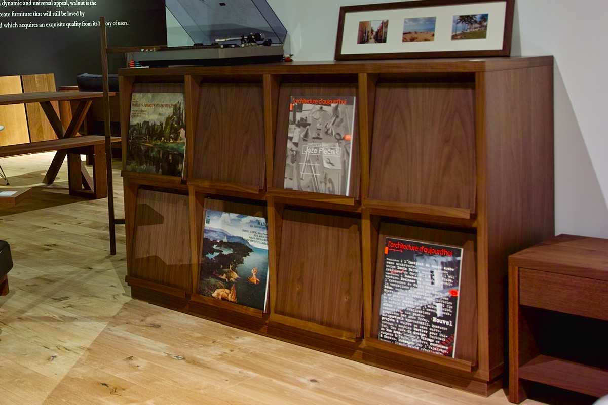 KOROVA RECORD RACK 4列2段 : W150 × D47 × H92 cm